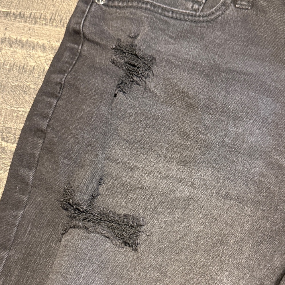 Maurices black distressed stretch 5” jeans shorts - Picture 6 of 8